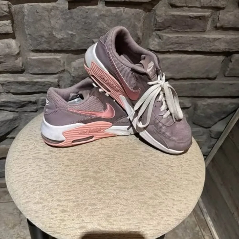 Nike Air Max cd6894-200 Girl Youth Size 6.5Y Condition is Pre-owned.